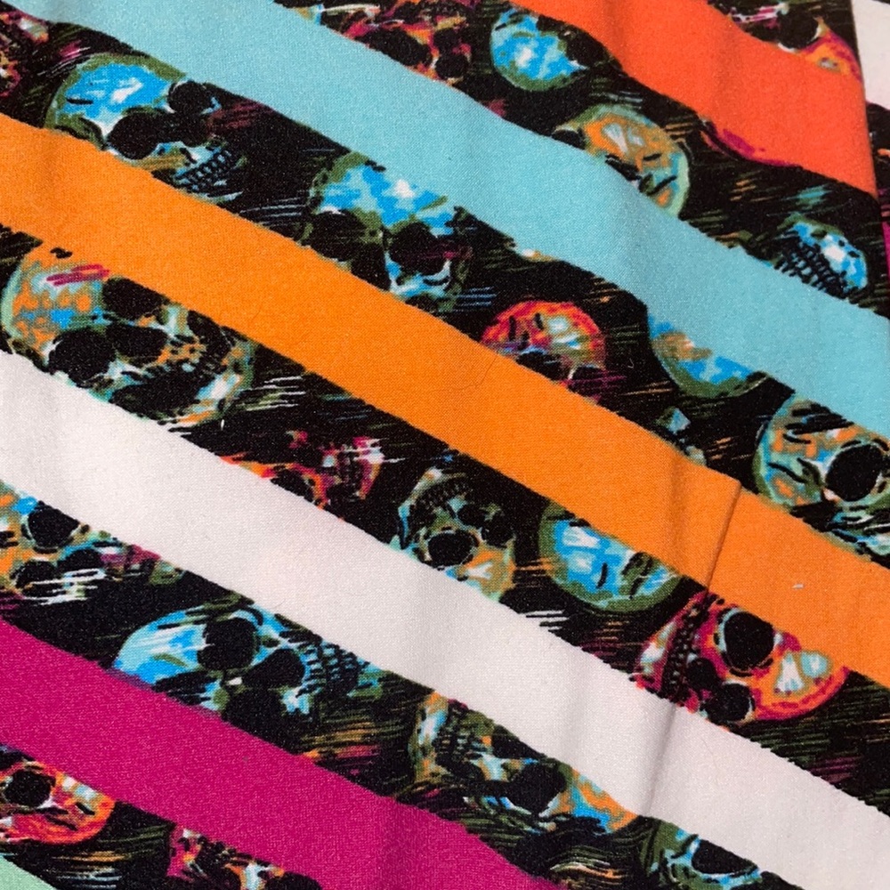 Lularoe 0S leggings new never worn Halloween skulls